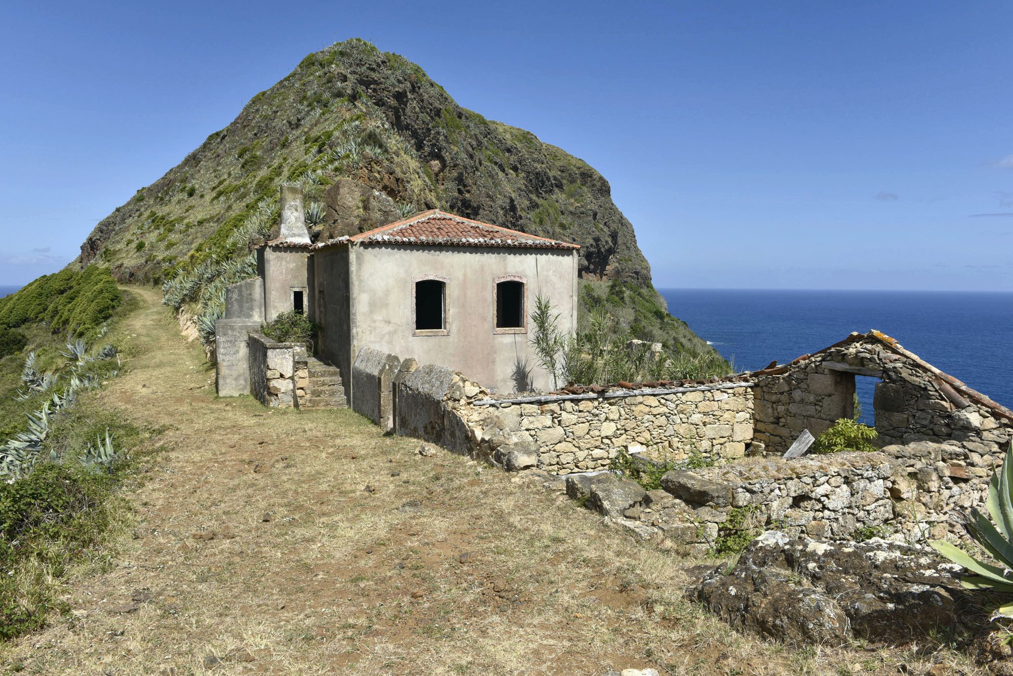 Ruine oberhalb der Baía da Cré