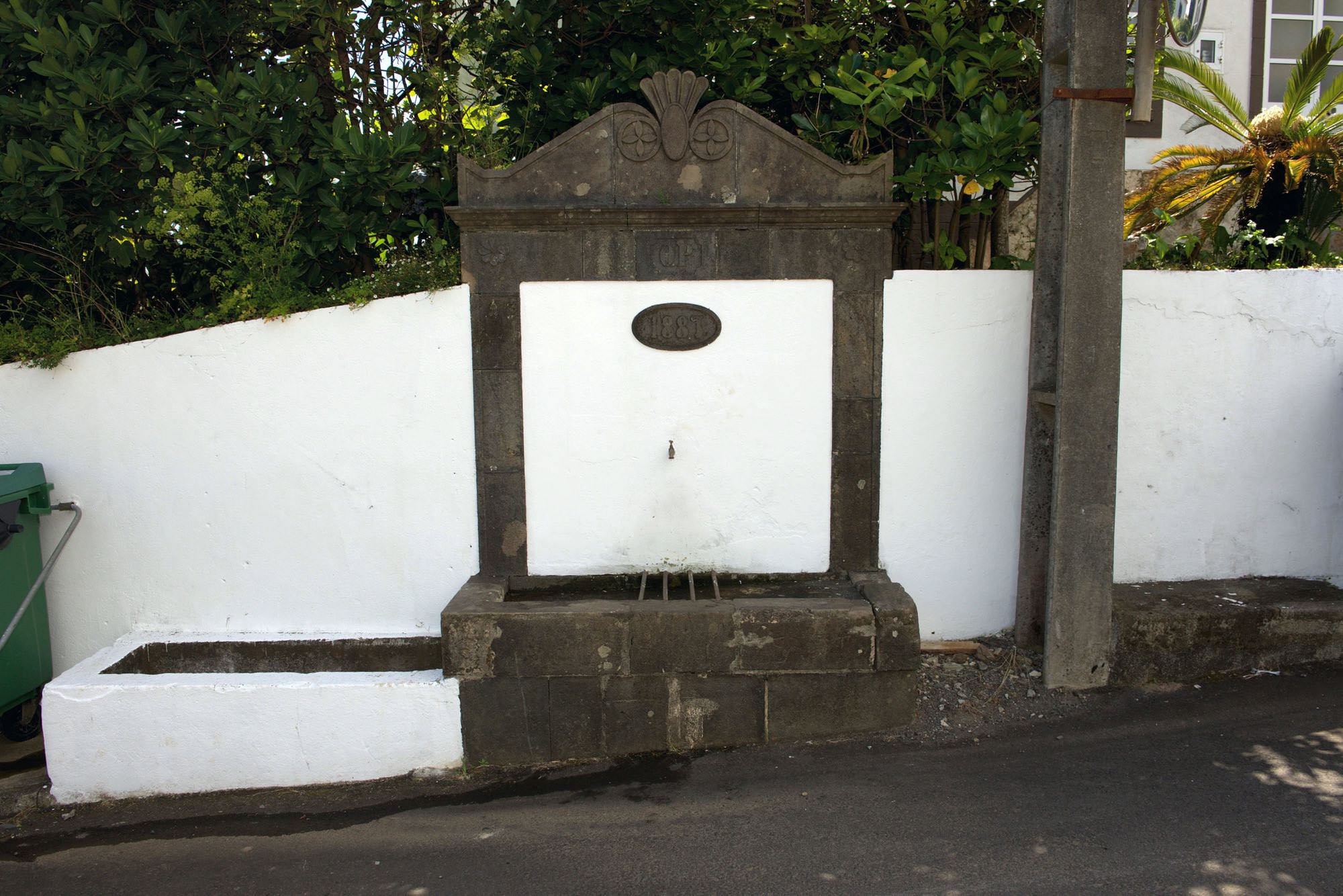 Am Brunnen zweigt die Dorfstraﬂe nach Ribeira dos Barqueiros ab