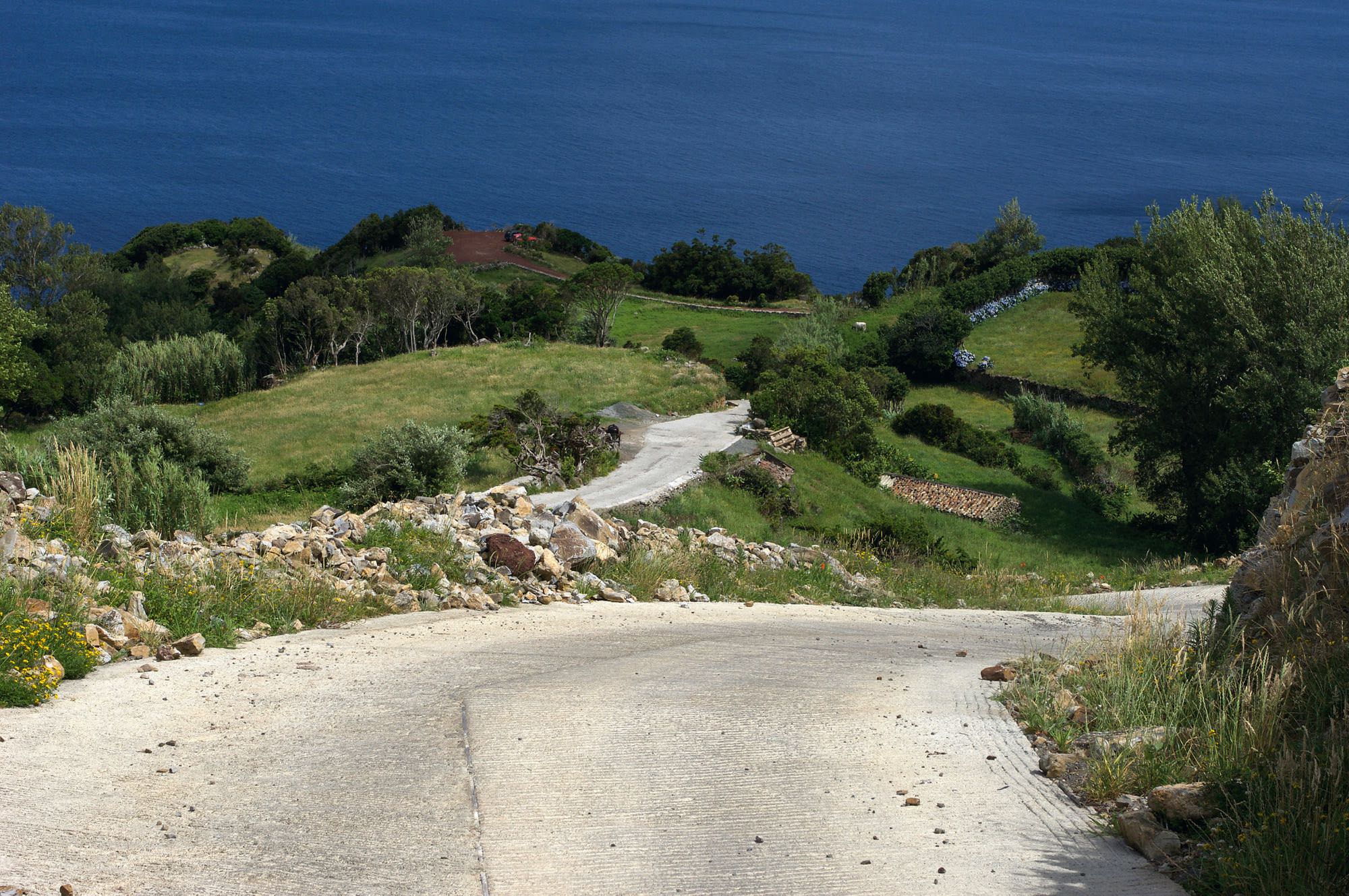 Eine steile Betonstraße führt von Caveira hinab