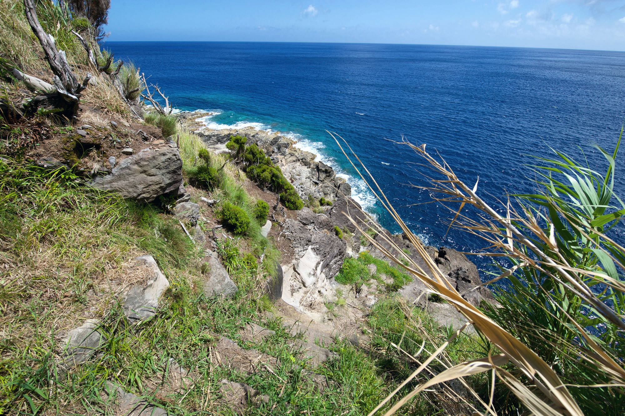 Steile Treppen führen an die Ponta da Caveira