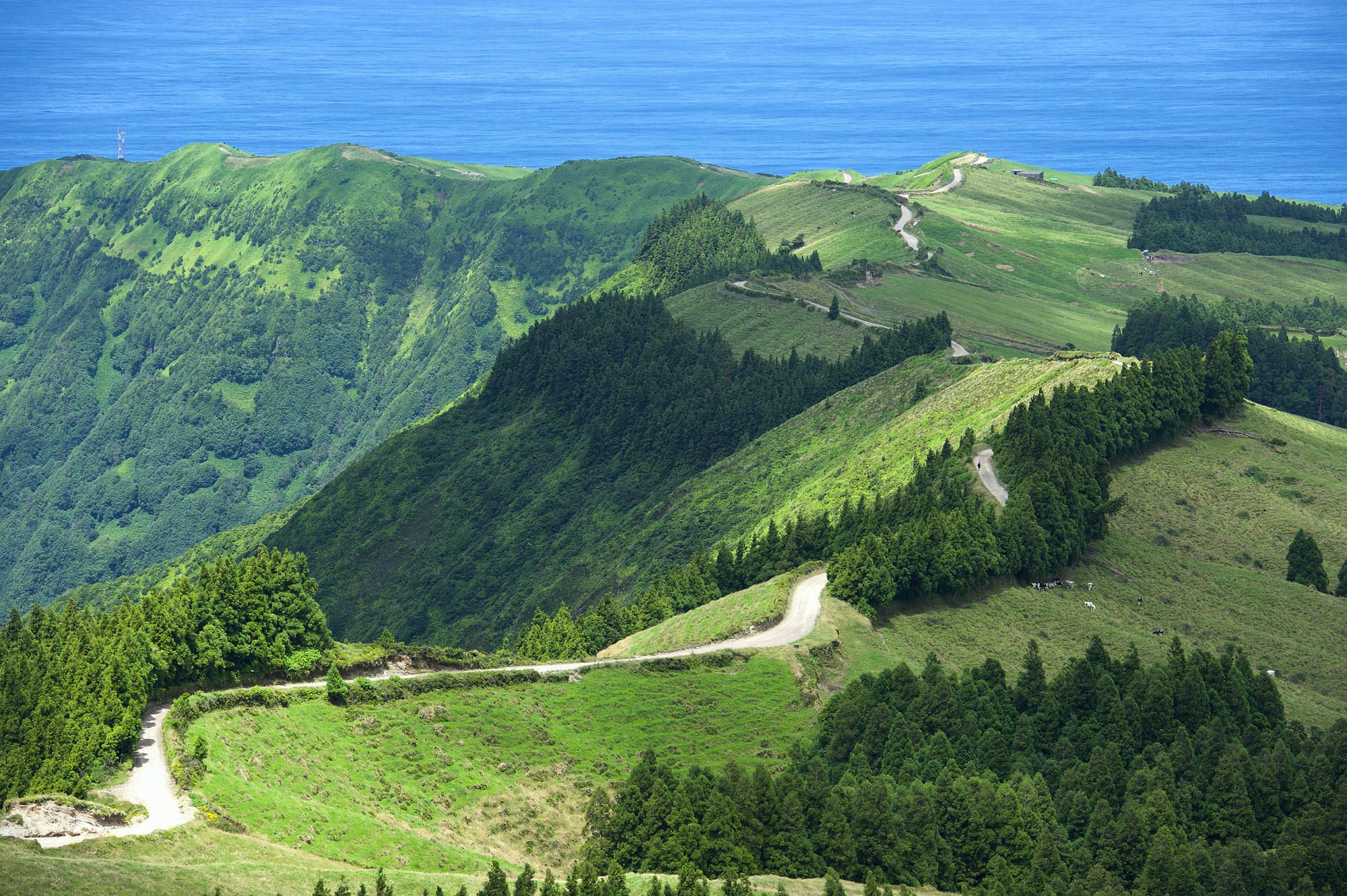 Blick auf den Höhenweg auf der Ostseite der Caldeira