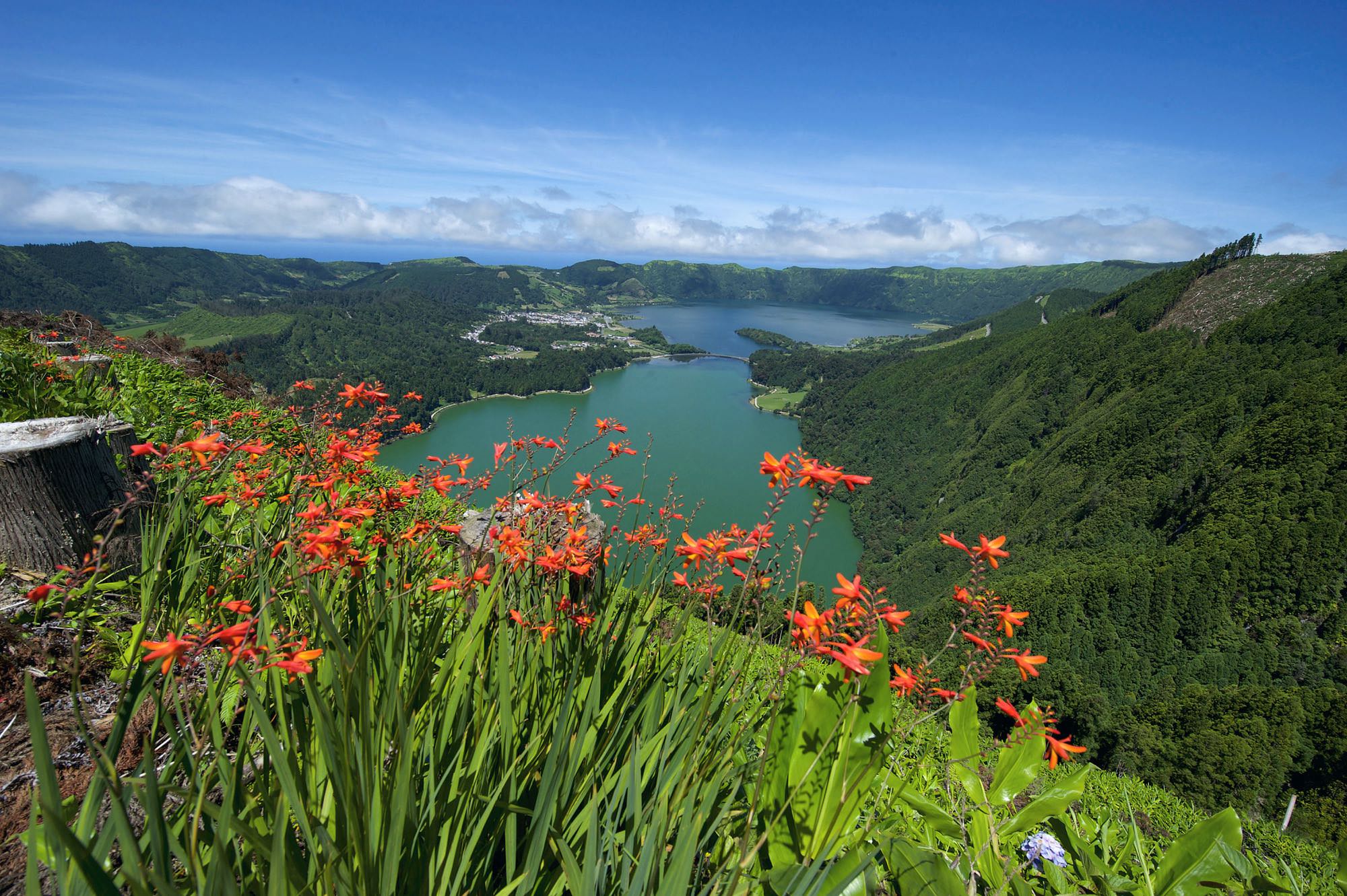 Blick auf den Lagoa Verde (vorne) und Lagoa Azul (hinten)