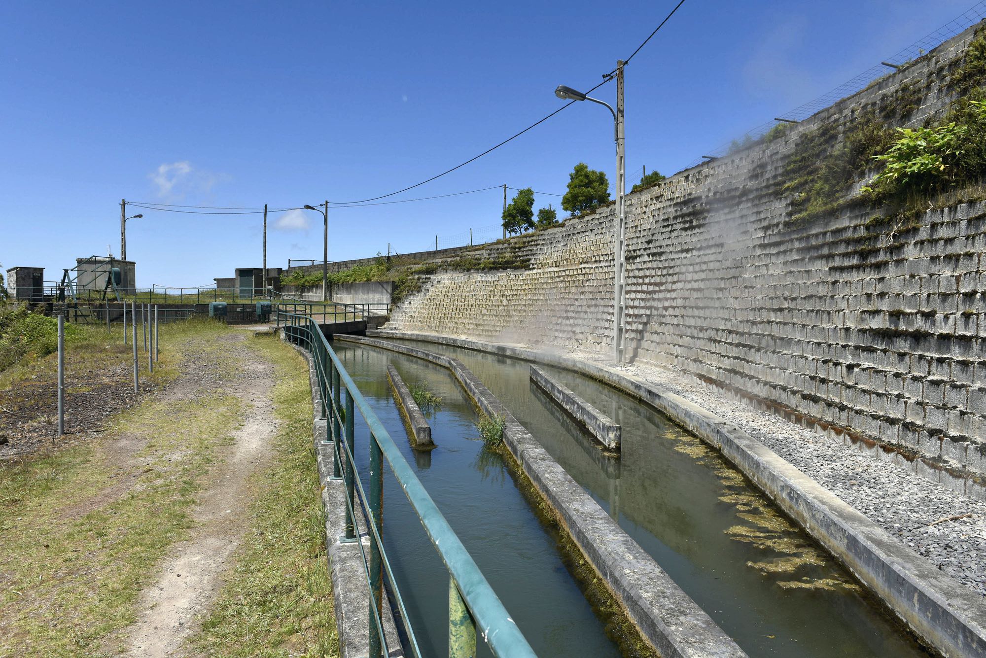 Wasserkanal mit Fumarolen
