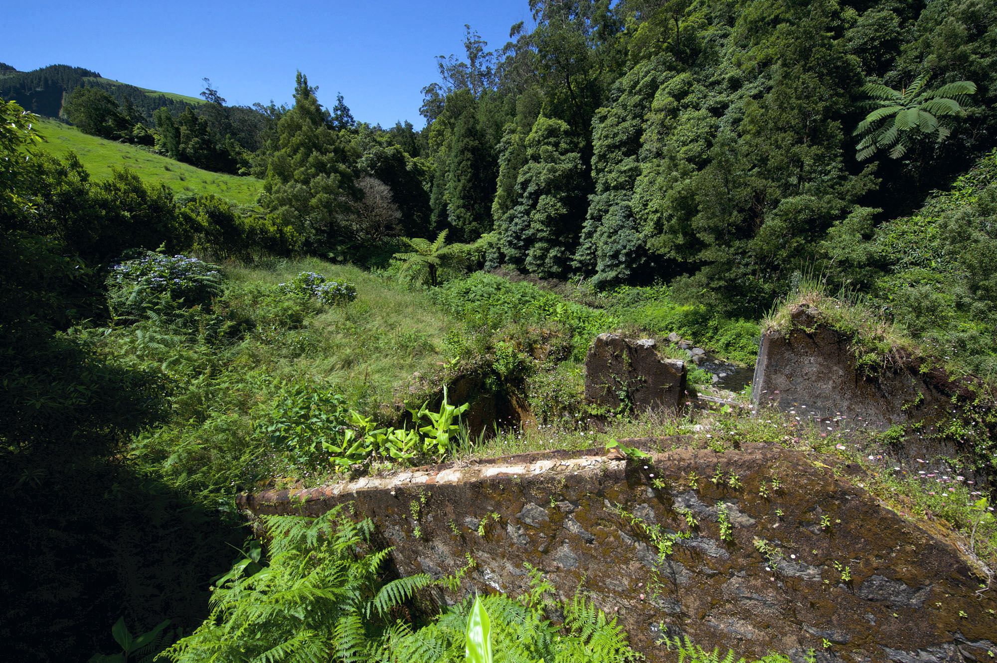 alte Wassermühle im Tal des Ribeira da Faial da Terra