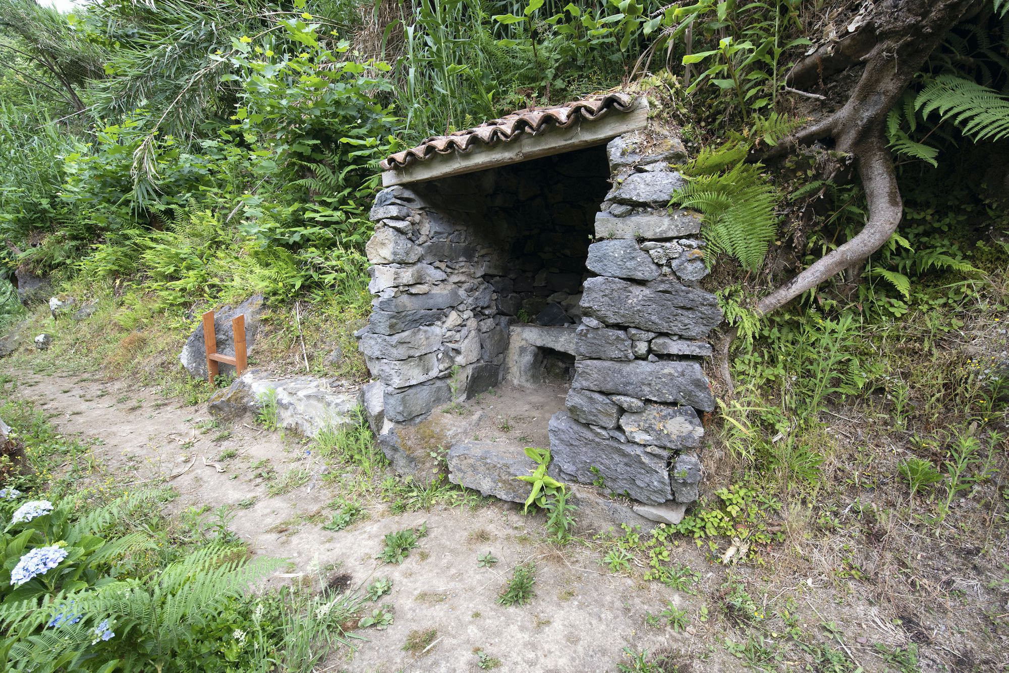 Alter Unterstand im Tal des Ribeira Funda