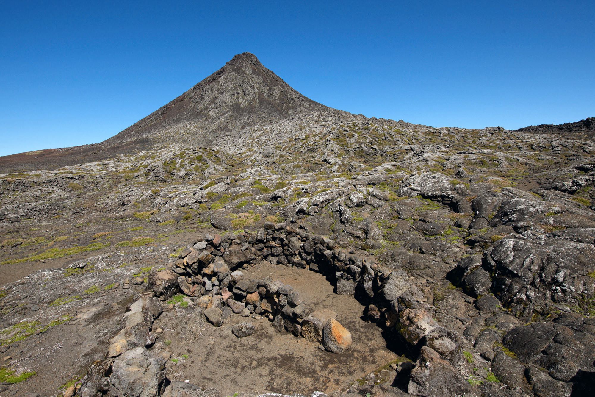 Krater des Pico mit einer geschützten Übernachtungsstelle