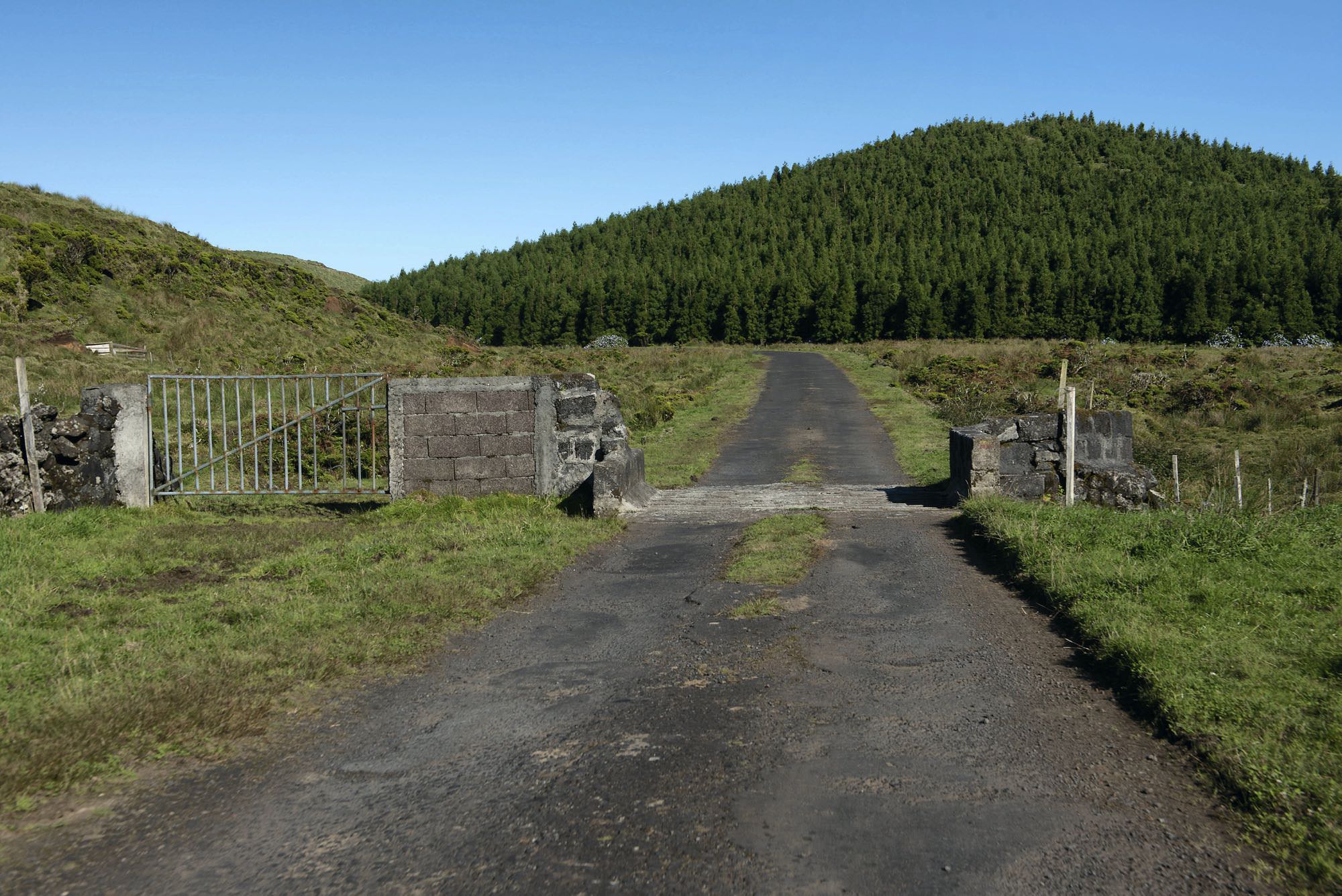 Auf dem Höhenweg sind die Viehweiden durch Rinderroste getrennt