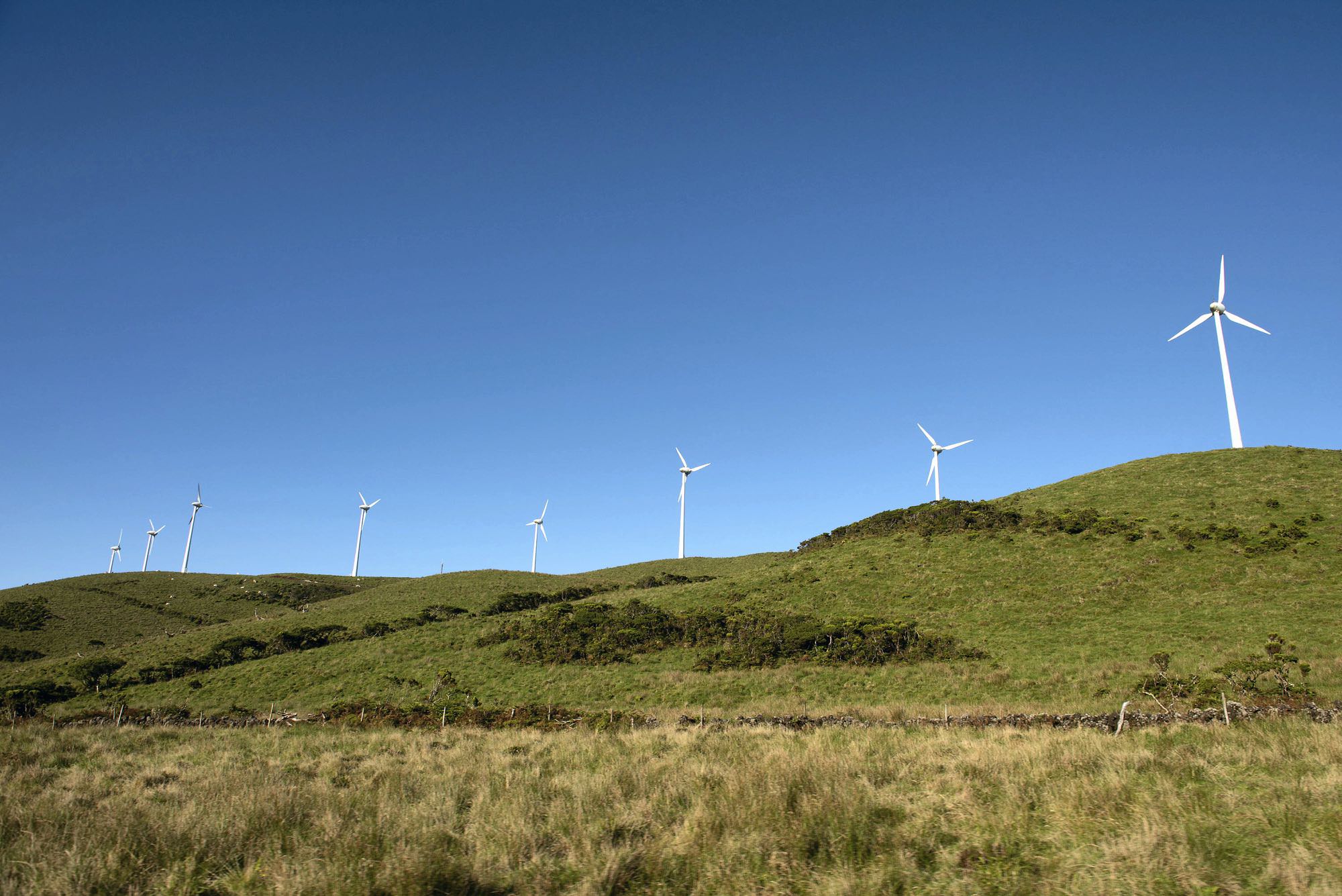 Entlang der Höhenstraße passiert man den Windpark der Insel