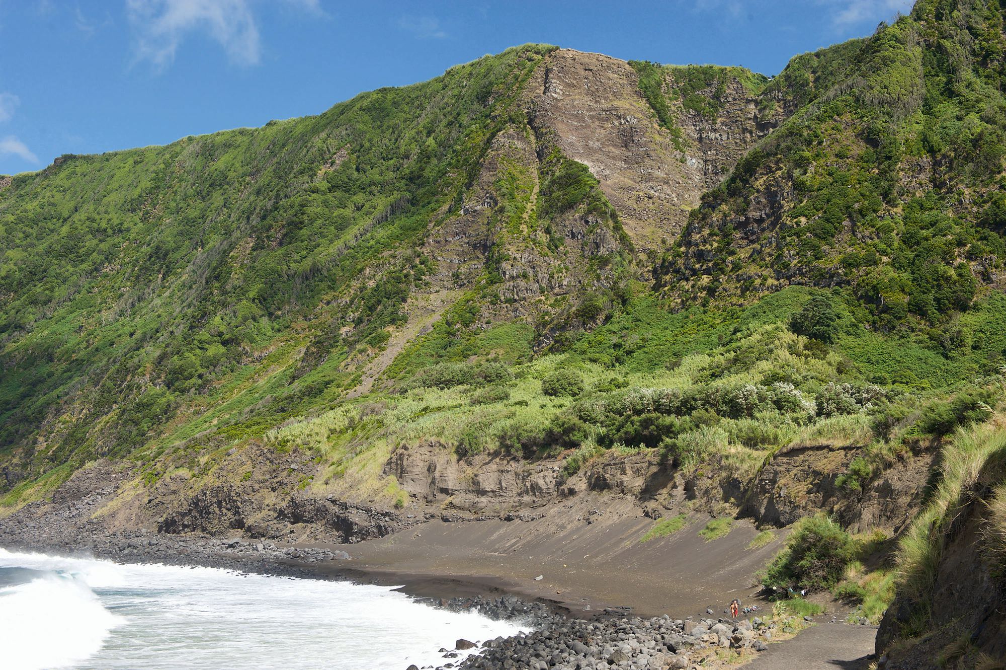 Über der Praia da Fajã erhebt sich die Steilküste