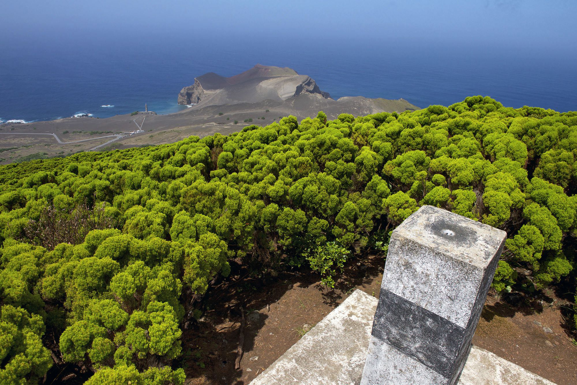 Blick vom Cabeço do Canto auf die Ponta dos Capelinhos
