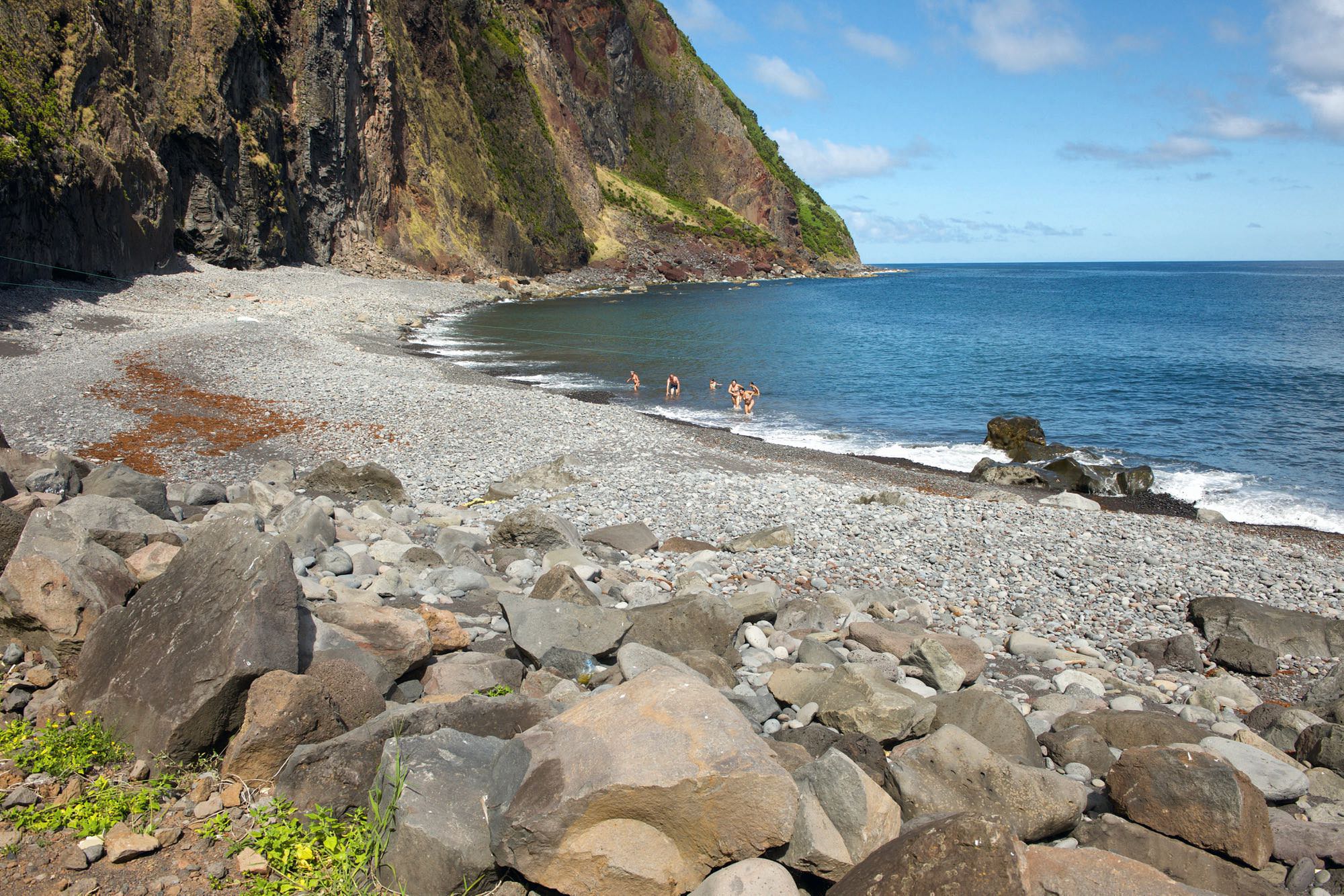 Kiesstrand in Fajã de João Dias