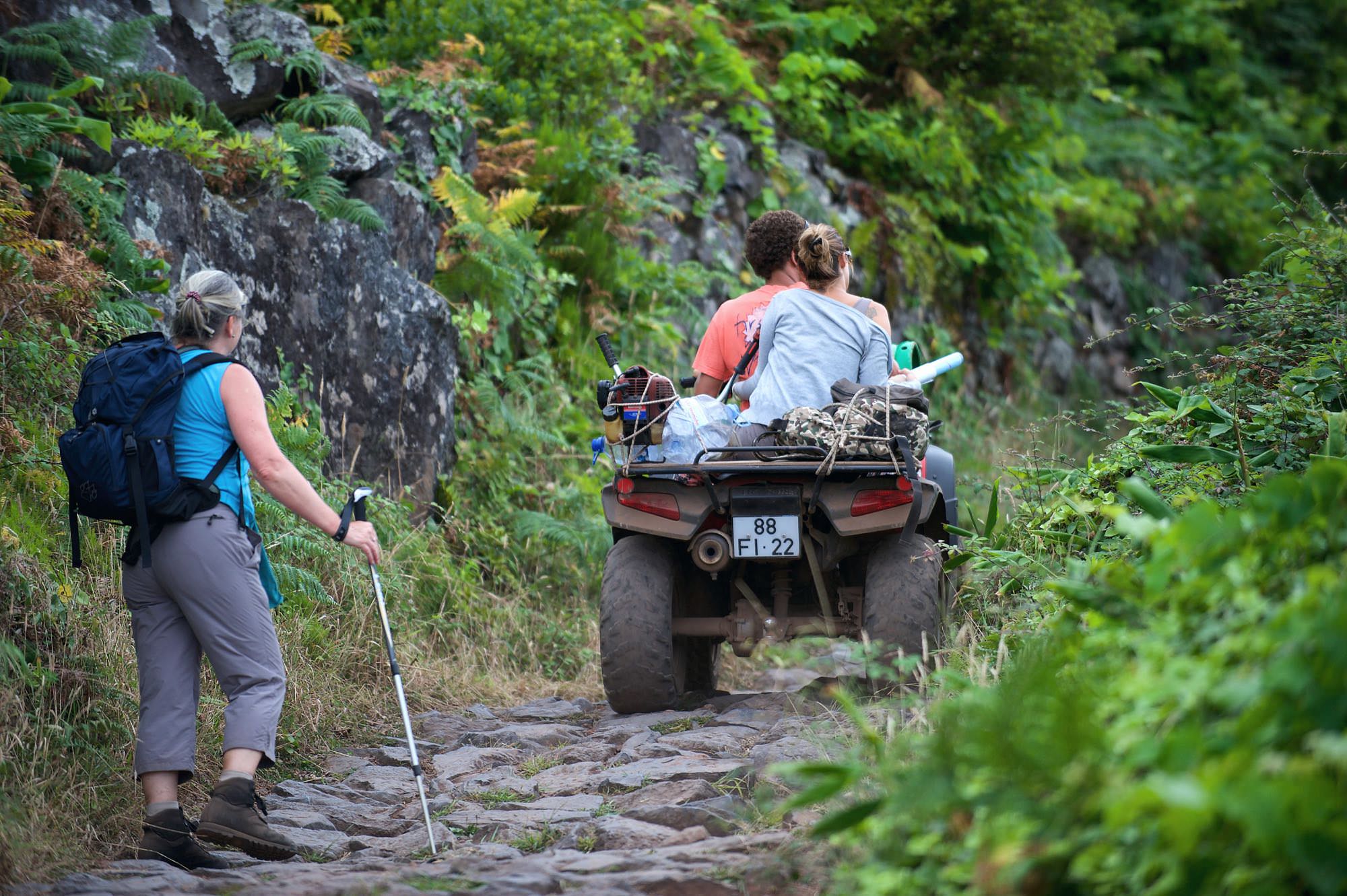 Auf dem Weg nach Fajã da Caldeira Santo Cristo verkehren viele Quads