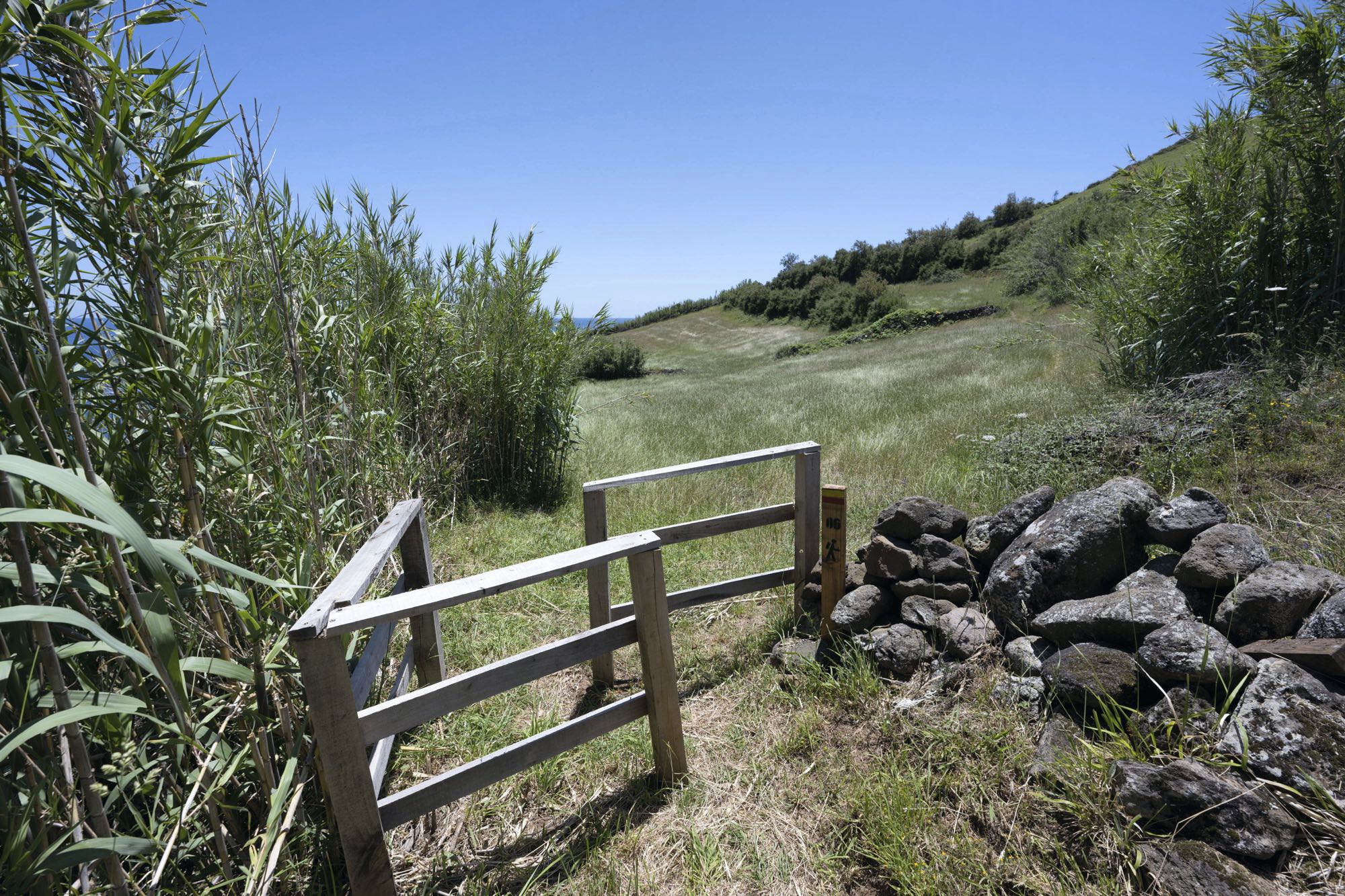 Viehgatter trennen Weideland vom Wanderweg ab