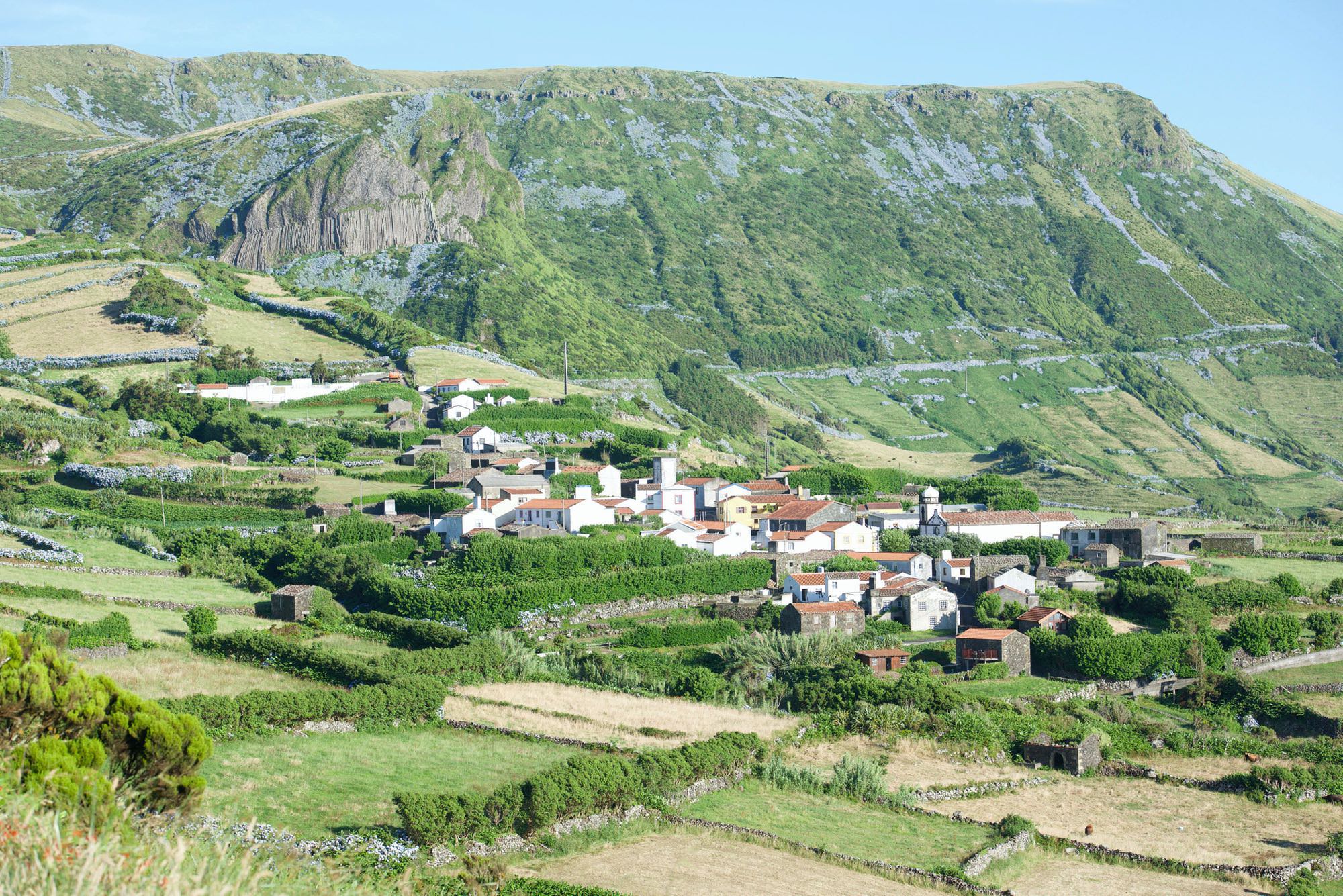 Blick zurück nach Mosteiro und den Rocha dos Bordões