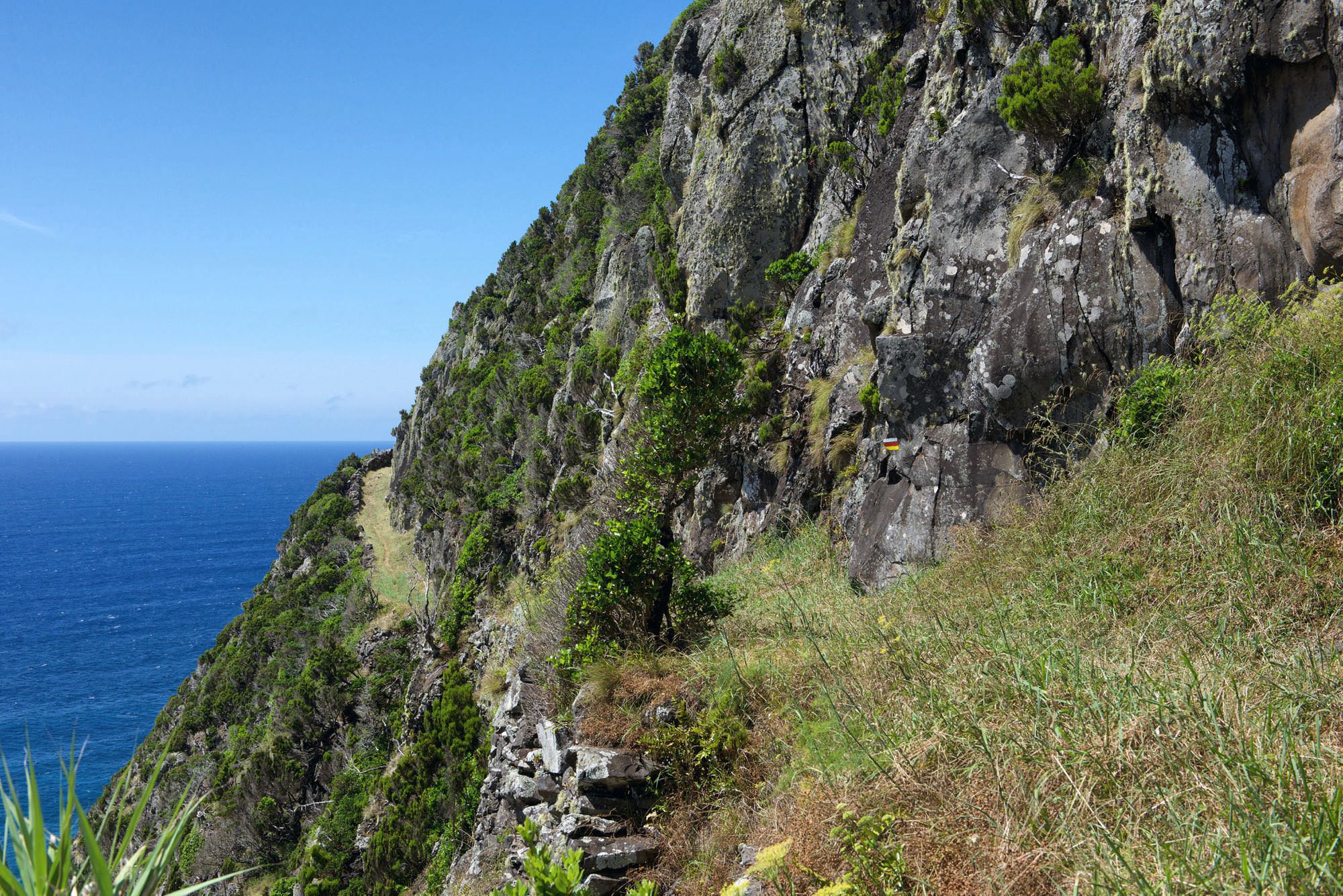 Der Weg hinter Ponta da Fajã verläuft direkt in der Steilwand