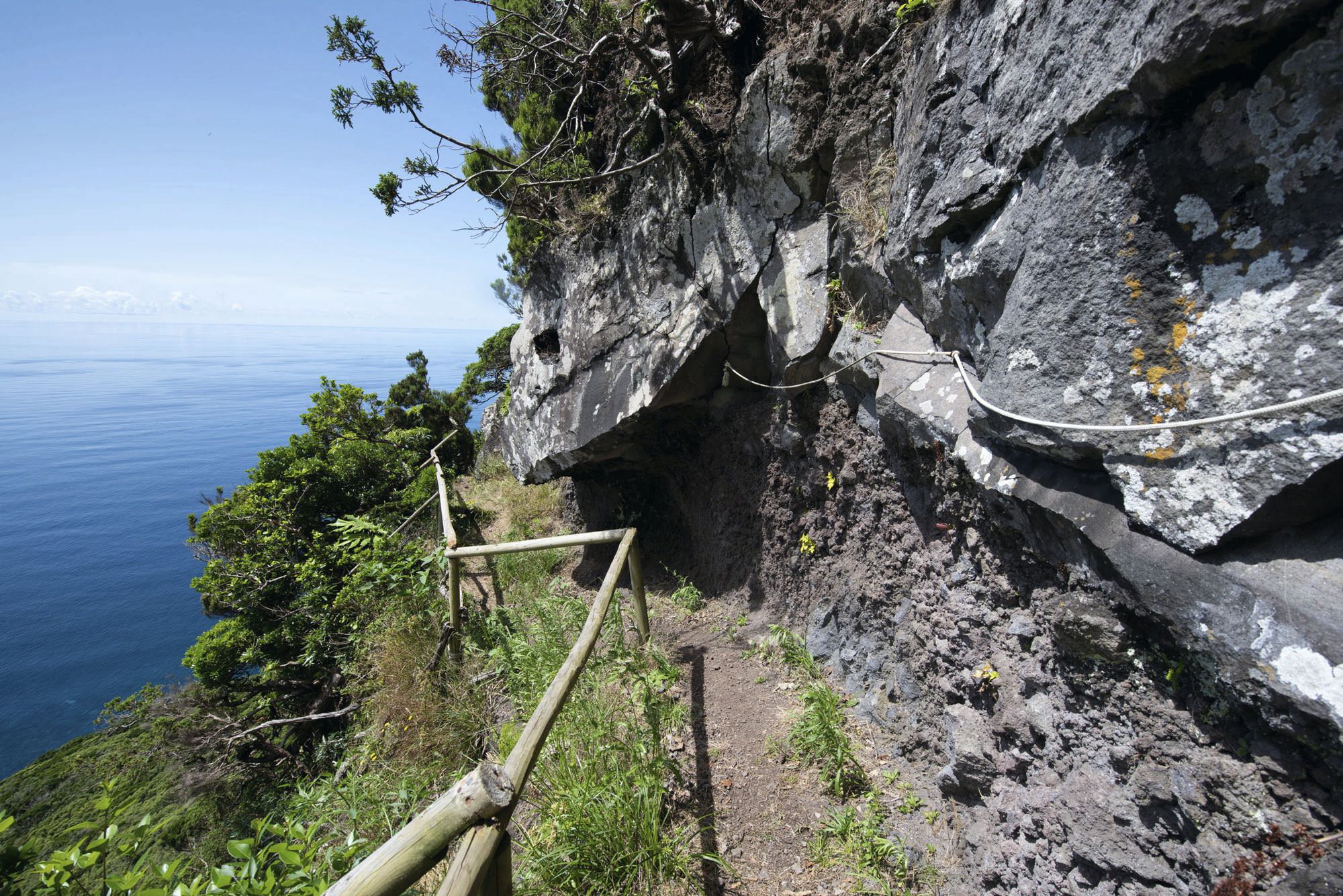 Exponierter Wegabschnitt oberhalb von Ponta da Fajã